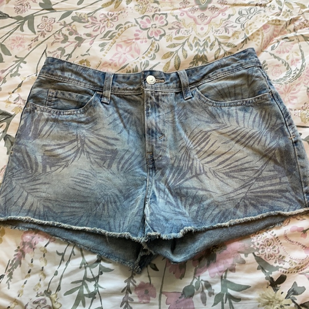 Levi high rise patterned jean shorts